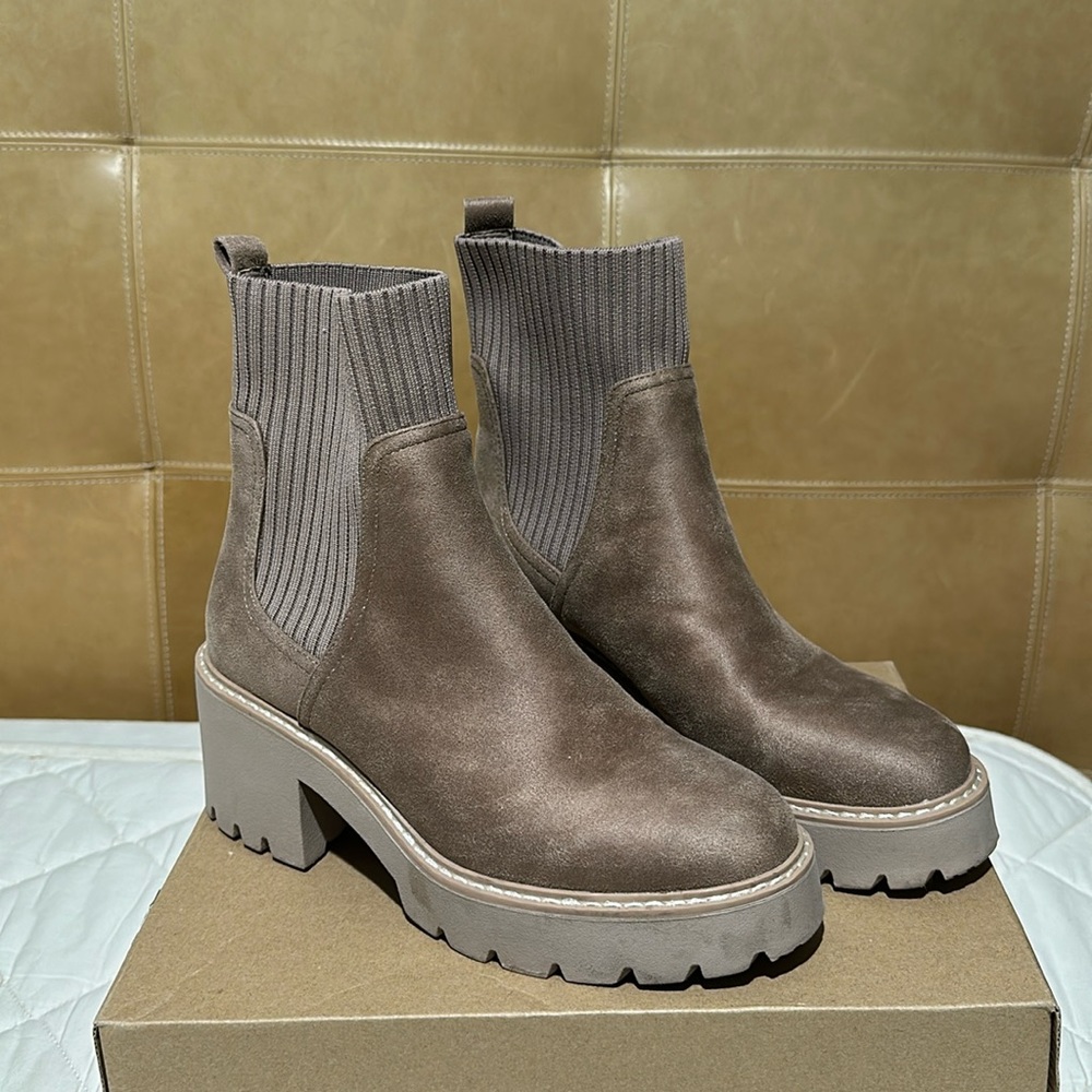 The brand is DV dolce vita. Size 8